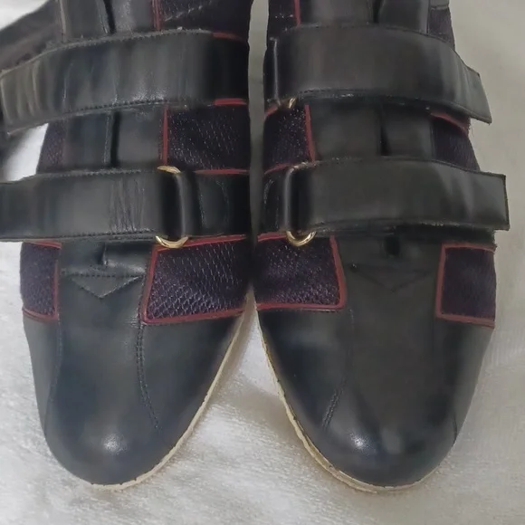 Mens Gucci low top leather sneakers, size 9D